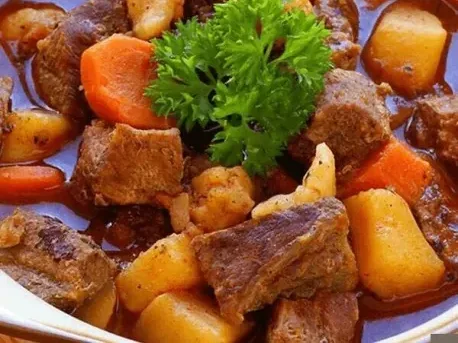Gulaș unguresc, 1,8 kg — mâncare gătită, livrată în București