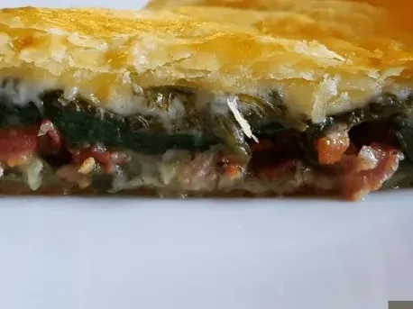 Plăcintă cu bacon, spanac și brânză (aproximativ 1,5 kg)