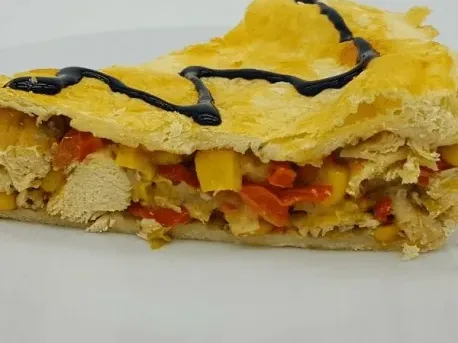 Plăcintă din piept de pui cu praz, ardei și porumb, 2 kg — mâncare gătită, livrare în București