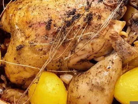 Pui întreg cu cartofi la cuptor (4 persoane)